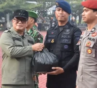 Bupati Sujiwo menyerahkan paket sembako kepada relawan damkar usai Apel Siaga Karhutla di Kantor Bupati Kubu Raya.