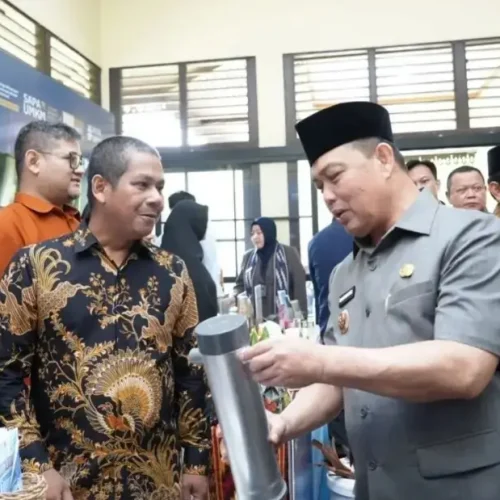 Gubernur Kalbar Ria Norsan membuka Bursa Wirausaha Unggulan 2026 di Auditorium Universitas Tanjungpura, Pontianak, untuk mendorong UMKM Kalbar naik kelas dan meningkatkan daya saing usaha.
