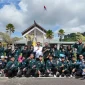 Konjen RI Kuching Abdullah Zulkifli melepas keberangkatan 22 siswa CLC Sarawak penerima Beasiswa GEMA CITA 2026 melalui PLBN Tebedu-Entikong menuju Indonesia.