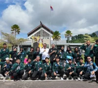 Konjen RI Kuching Abdullah Zulkifli melepas keberangkatan 22 siswa CLC Sarawak penerima Beasiswa GEMA CITA 2026 melalui PLBN Tebedu-Entikong menuju Indonesia.