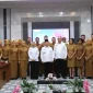 Gubernur Kalbar Ria Norsan memberikan pembekalan kepada 27 CPNS lulusan IPDN Angkatan XXXIII di Kantor Gubernur Kalbar.