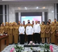 Gubernur Kalbar Ria Norsan memberikan pembekalan kepada 27 CPNS lulusan IPDN Angkatan XXXIII di Kantor Gubernur Kalbar.