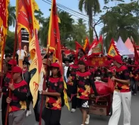Suasana meriah perayaan Cap Go Meh 2026 di Singkawang dengan parade Tatung dan ribuan warga memenuhi sepanjang jalan kota.