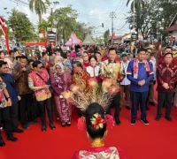 Gubernur Kalimantan Barat Ria Norsan bersama jajaran Pemkot Singkawang dan sejumlah menteri menghadiri perayaan Cap Go Meh 2026 di Singkawang.