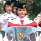 Celine Olivia Apriani Theo, siswi SMKN 5 Pontianak asal Kalimantan Barat, saat bertugas sebagai pembawa baki Bendera Merah Putih dalam upacara HUT ke-81 RI di Istana Merdeka, Jakarta.