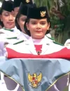 Celine Olivia Apriani Theo, siswi SMKN 5 Pontianak asal Kalimantan Barat, saat bertugas sebagai pembawa baki Bendera Merah Putih dalam upacara HUT ke-81 RI di Istana Merdeka, Jakarta.