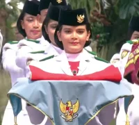 Celine Olivia Apriani Theo, siswi SMKN 5 Pontianak asal Kalimantan Barat, saat bertugas sebagai pembawa baki Bendera Merah Putih dalam upacara HUT ke-81 RI di Istana Merdeka, Jakarta.