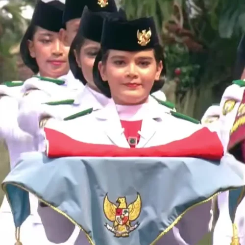 Celine Olivia Apriani Theo, siswi SMKN 5 Pontianak asal Kalimantan Barat, saat bertugas sebagai pembawa baki Bendera Merah Putih dalam upacara HUT ke-81 RI di Istana Merdeka, Jakarta.