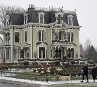 Wisatawan mengunjungi lokasi syuting film Natal Hallmark dalam Christmas Movie Trail di Connecticut. (Foto : AP)