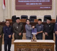 Wali Kota Singkawang Tjhai Chui Mie menghadiri Rapat Paripurna DPRD tentang Perubahan APBD 2025 Wali Kota Singkawang Tjhai Chui Mie menghadiri Rapat Paripurna DPRD tentang Perubahan APBD 2025 (MC Singkawang)