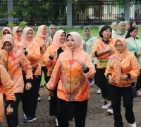 Ketua DWP Kalbar Windy Prihastari Harisson mengikuti senam bersama dalam peringatan HUT ke-26 DWP dan Hari Ibu ke-97 di Rumah Radakng Pontianak. (instagram.com/adpim.provkalbar)