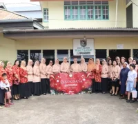 Ketua DWP Kalbar menyerahkan bantuan kepada panti asuhan di Pontianak sebagai bentuk kepedulian sosial. (Dok. MC Kalbar)