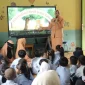 Ketua DWP Kalbar Windy Prihastari Harisson saat kegiatan DWP Mengajar bersama siswa TK Pertiwi Pontianak. (MC Kalbar)