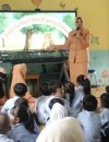 Ketua DWP Kalbar Windy Prihastari Harisson saat kegiatan DWP Mengajar bersama siswa TK Pertiwi Pontianak. (MC Kalbar)