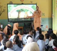 Ketua DWP Kalbar Windy Prihastari Harisson saat kegiatan DWP Mengajar bersama siswa TK Pertiwi Pontianak. (MC Kalbar)