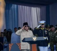Dalam rangka menyambut HUT ke-80 Tentara Nasional Indonesia pada 5 Oktober mendatang, Presiden m (1) Presiden Prabowo saat memimpin Presidential Inspection di KRI RJW-992, Jakarta Utara. (instagram.com/presidenrepublikindonesia)