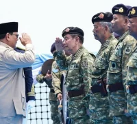 Dalam rangka menyambut HUT ke-80 Tentara Nasional Indonesia pada 5 Oktober mendatang, Presiden m Presiden Prabowo saat menganugerahkan pangkat istimewa di KRI RJW-992. (instagram.com/presidenrepublikindonesia)
