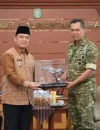Gubernur Kalimantan Barat Ria Norsan menerima kunjungan pamit Danlanud Supadio Marsma TNI Sidik Setiyono di ruang kerjanya, Pontianak, Jumat (9/10/2026).