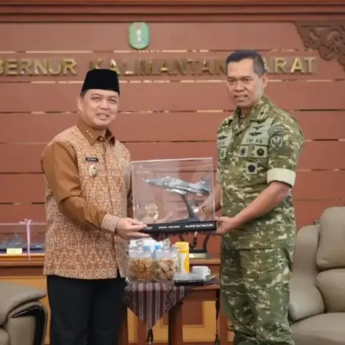 Gubernur Kalimantan Barat Ria Norsan menerima kunjungan pamit Danlanud Supadio Marsma TNI Sidik Setiyono di ruang kerjanya, Pontianak, Jumat (9/10/2026).