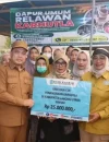 Gubernur Ria Norsan menyerahkan bantuan pangan dan dana untuk dapur umum relawan karhutla di Sukadana, Kayong Utara.