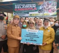 Gubernur Ria Norsan menyerahkan bantuan pangan dan dana untuk dapur umum relawan karhutla di Sukadana, Kayong Utara.