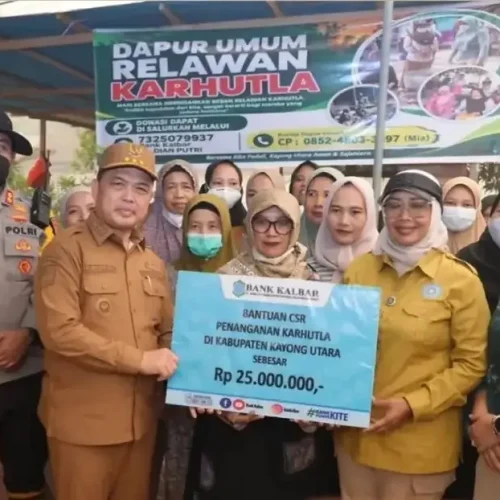 Gubernur Ria Norsan menyerahkan bantuan pangan dan dana untuk dapur umum relawan karhutla di Sukadana, Kayong Utara.