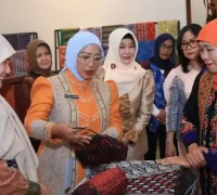 Khofifah Indar Parawansa melihat produk kerajinan UMKM Kalimantan Barat di Gedung Dekranasda Kalbar.