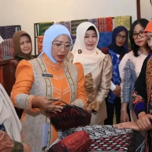 Khofifah Indar Parawansa melihat produk kerajinan UMKM Kalimantan Barat di Gedung Dekranasda Kalbar.