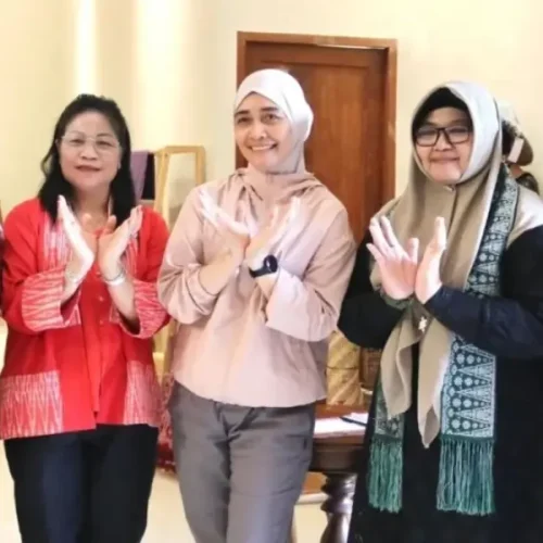 Donata Dirasig Krisantus Kurniawan mendampingi Ketua Persit Kartika Chandra Kirana Daerah XII/Tanjungpura saat meninjau produk UMKM di Galeri Dekranasda Kalbar Pontianak.