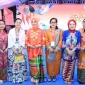 Wakil Ketua Dekranasda Kalbar Donata Krisantus mengunjungi stan produk tenun dan kriya Kalimantan Barat pada peringatan HUT ke-46 Dekranas di Makassar.