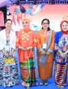 Wakil Ketua Dekranasda Kalbar Donata Krisantus mengunjungi stan produk tenun dan kriya Kalimantan Barat pada peringatan HUT ke-46 Dekranas di Makassar.