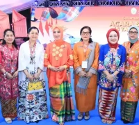 Wakil Ketua Dekranasda Kalbar Donata Krisantus mengunjungi stan produk tenun dan kriya Kalimantan Barat pada peringatan HUT ke-46 Dekranas di Makassar.