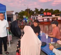 Bupati Kubu Raya Sujiwo meninjau kawasan Dermaga Rasau Jaya sebagai bagian dari rencana penataan pelabuhan agar lebih bersih, aman, tertib, dan bebas praktik calo.
