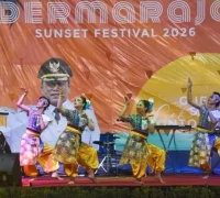 Dermaraja Sunset Festival 2026 berlangsung meriah di Dermaga Rasau Jaya. Cak Lontong mengapresiasi festival dan penataan kawasan Dermaraja.