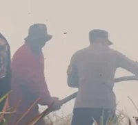 Kapolres Mempawah memimpin langsung pemadaman kebakaran lahan gambut di Desa Galang, Kecamatan Sungai Pinyuh.