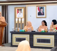 Dharma Wanita Persatuan (DWP) Provinsi Kalimantan Barat terus berkomitmen mendukung pemberdayaa (1) Ketua DWP Provinsi Kalimantan Barat, Windy Prihastari, memberikan sambutan dalam kegiatan pembinaan Dharma Wanita Persatuan di Aula BKAD Kalbar, Pontianak.