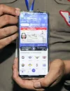 SIM digital melalui aplikasi Digital Korlantas di smartphone saat pemeriksaan oleh petugas kepolisian.