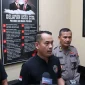 Direktur Reserse Kriminal Khusus Polda Kalimantan Barat, Burhanuddin, saat memberikan keterangan pers terkait kasus oli palsu.