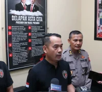 Direktur Reserse Kriminal Khusus Polda Kalimantan Barat, Burhanuddin, saat memberikan keterangan pers terkait kasus oli palsu.