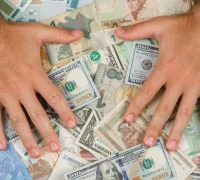 Ilustrasi - Pergerakan nilai tukar Dolar AS melemah di tengah respons pasar terhadap data tenaga kerja Amerika Serikat. (freepik.com/8photo)