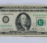 Ilustrasi - Uang palsu mata uang Dolar Amerika Serikat dan Dolar Singapura hasil pengungkapan sindikat uang palsu. (freepik.com/frimufilms)