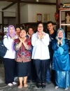 Wakil Ketua Dekranasda Kalbar Donata Dirasig Krisantus Kurniawan meninjau produk kerajinan lokal di Kabupaten Landak.