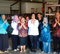Wakil Ketua Dekranasda Kalbar Donata Dirasig Krisantus Kurniawan meninjau produk kerajinan lokal di Kabupaten Landak.