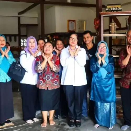 Wakil Ketua Dekranasda Kalbar Donata Dirasig Krisantus Kurniawan meninjau produk kerajinan lokal di Kabupaten Landak.