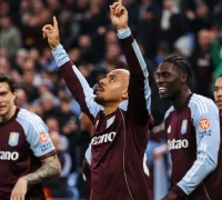 Donyell Malen merayakan gol penalti yang menggandakan keunggulan Aston Villa dalam laga Europa League melawan Maccabi Tel-Aviv di Villa Park. (instagram.com/avfcofficial)