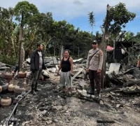Kondisi dua ruko di Dusun Bahta, Kecamatan Bonti, Kabupaten Sanggau, yang hangus terbakar akibat kebakaran diduga korsleting listrik.
