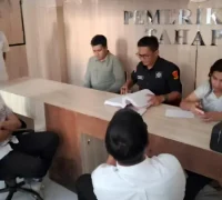 Pelimpahan tersangka dan barang bukti kasus dugaan peredaran oli palsu dari Ditreskrimsus Polda Kalbar ke Kejari Mempawah untuk proses penuntutan.