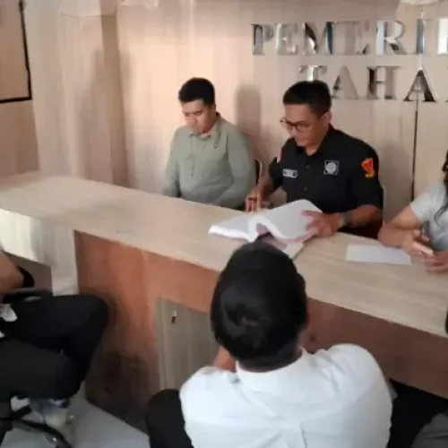 Pelimpahan tersangka dan barang bukti kasus dugaan peredaran oli palsu dari Ditreskrimsus Polda Kalbar ke Kejari Mempawah untuk proses penuntutan.