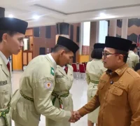 Bupati Kubu Raya Sujiwo saat mengukuhkan Duta Pancasila Paskibraka Indonesia Kabupaten Kubu Raya di Aula Praja Utama Kantor Bupati.