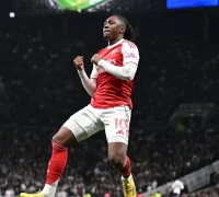 Eberechi Eze merayakan gol saat Arsenal mengalahkan Tottenham 4-1 di Emirates.